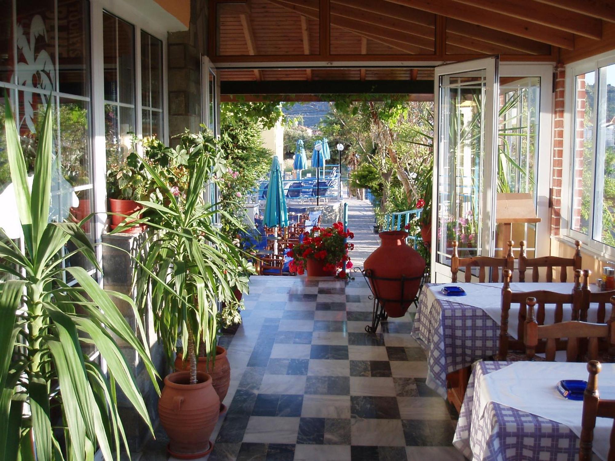 Anaxos Hotel エクステリア 写真